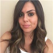 Ragazza laureata in sociologia impartisce lezioni a bambini di scuole elementari e medie